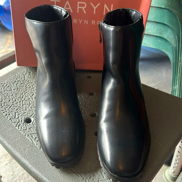 Taryn Rose Shoes - Tarynn Rose Emmy black size 7 memory foam ankle bootie